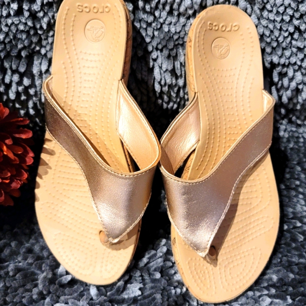 CROCS 9W leather thong sandals